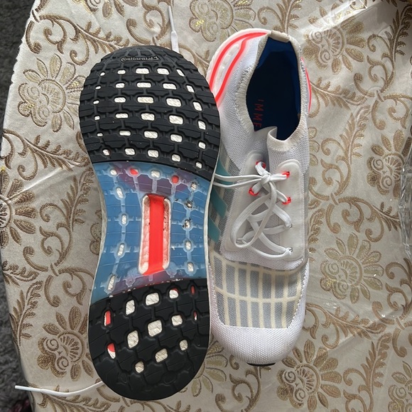 Used adidas but still in good condition - Picture 3 of 3